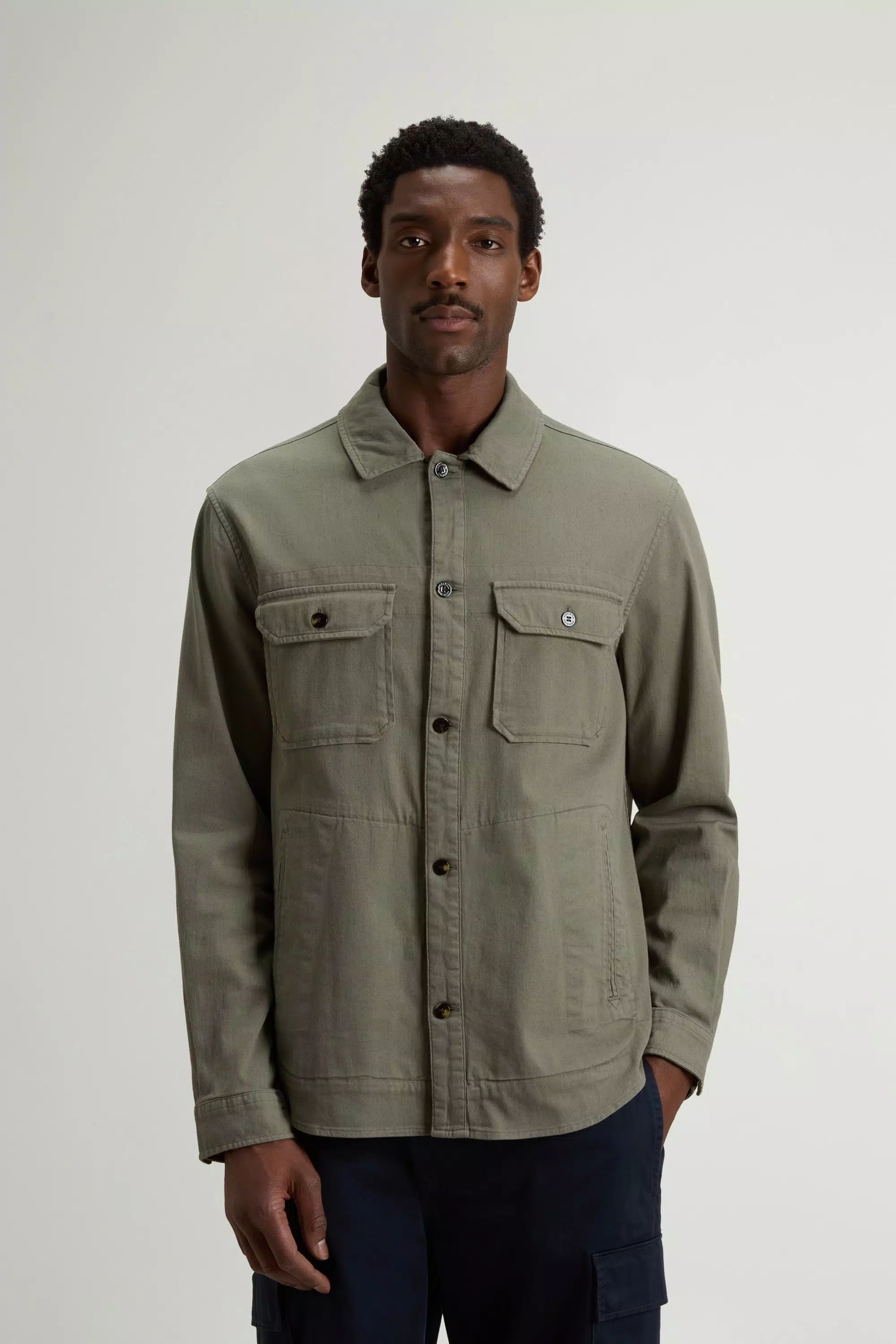 Gedüngtes Safari-Overshirt aus Baumwolle und Leinenmischung - Rauchgrüngrün