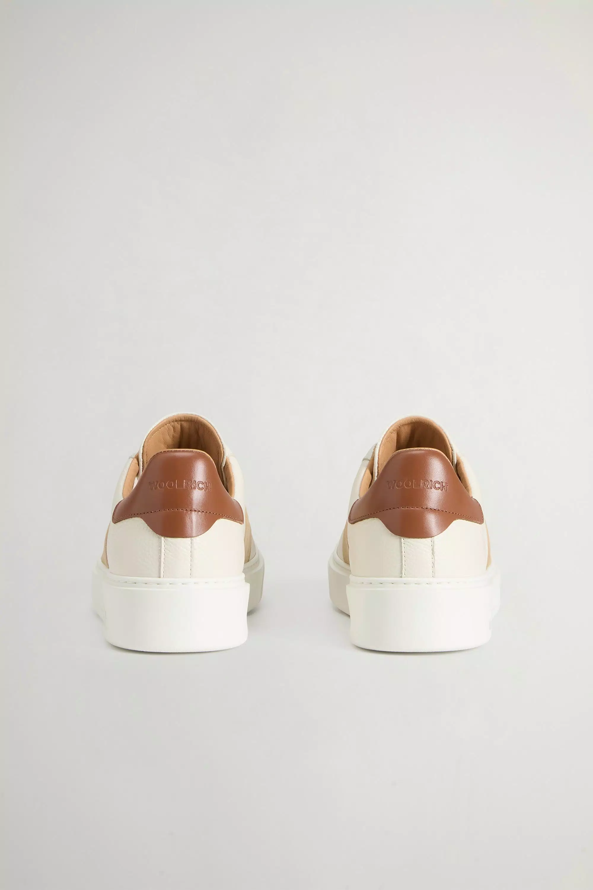 Klassische Court Calfskin-Sneaker mit Wildleder-Details – Off White Beige Klassische Court Calfskin-Sneaker mit Wildleder-Details - Off White Beige