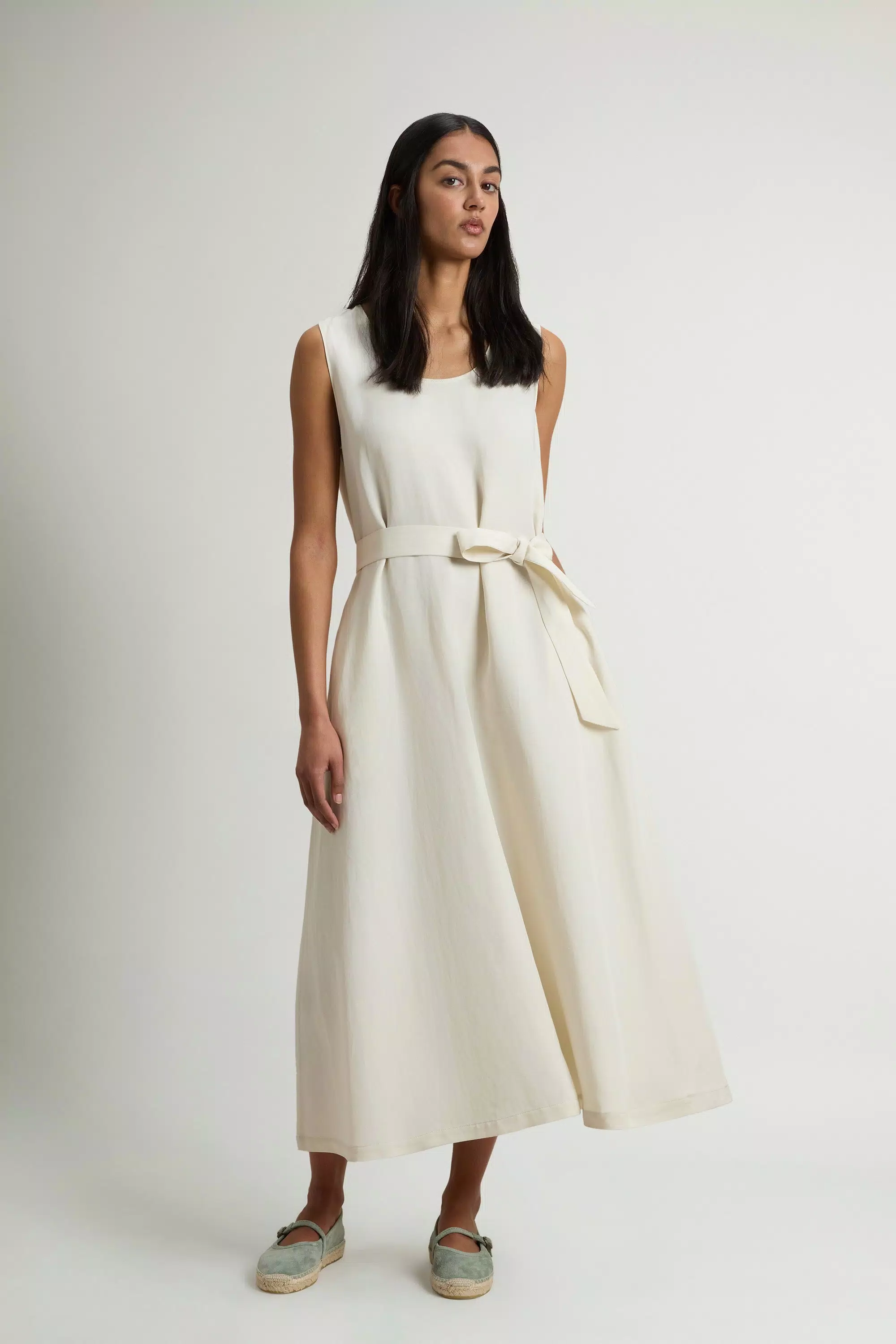 Ärmelloses Kleid aus Leinenmischung mit Gürtel - Milchcreme