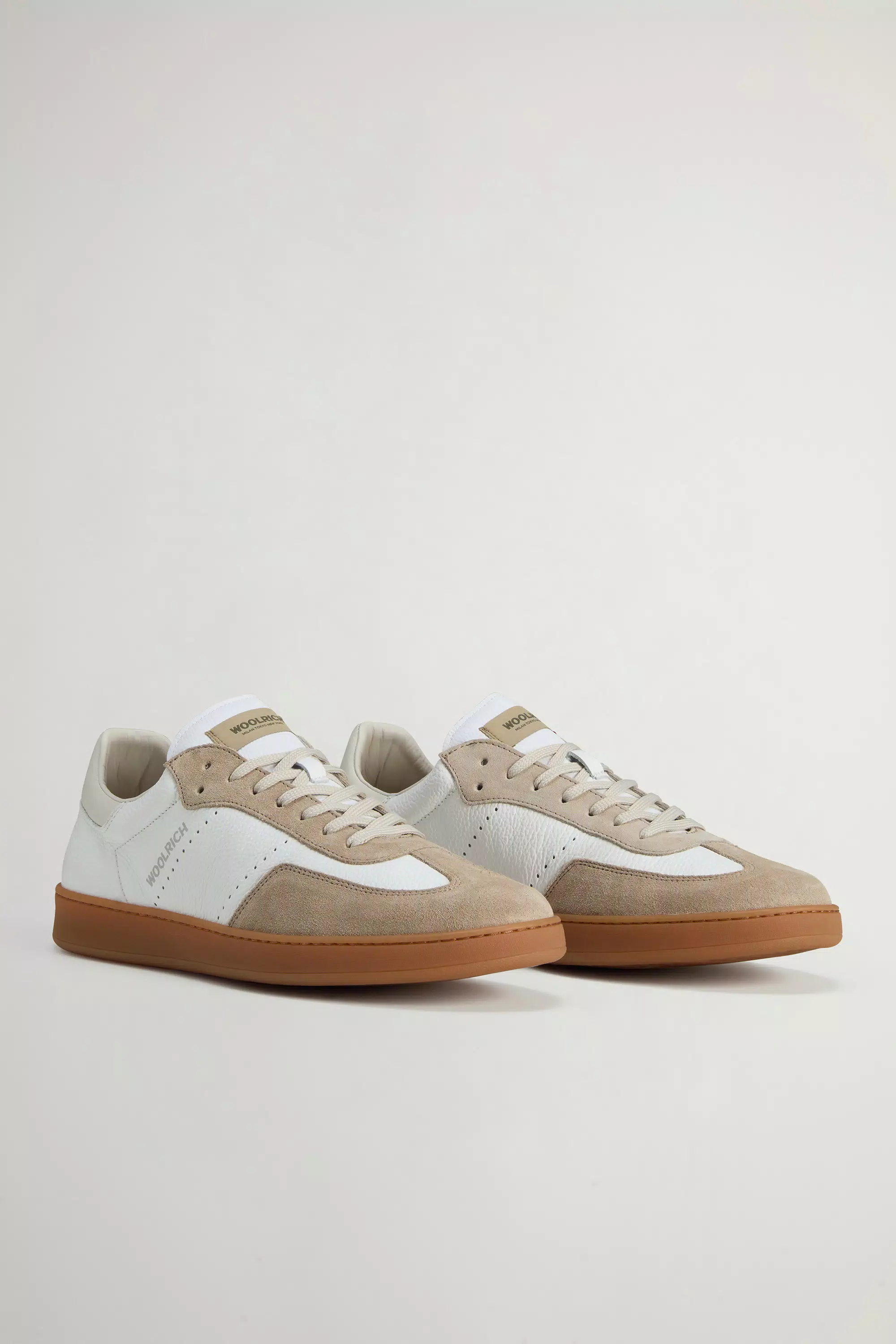 Schwingender Court Tumbled-Leder-Sneaker mit Wildleder-Details - Beige Weiß