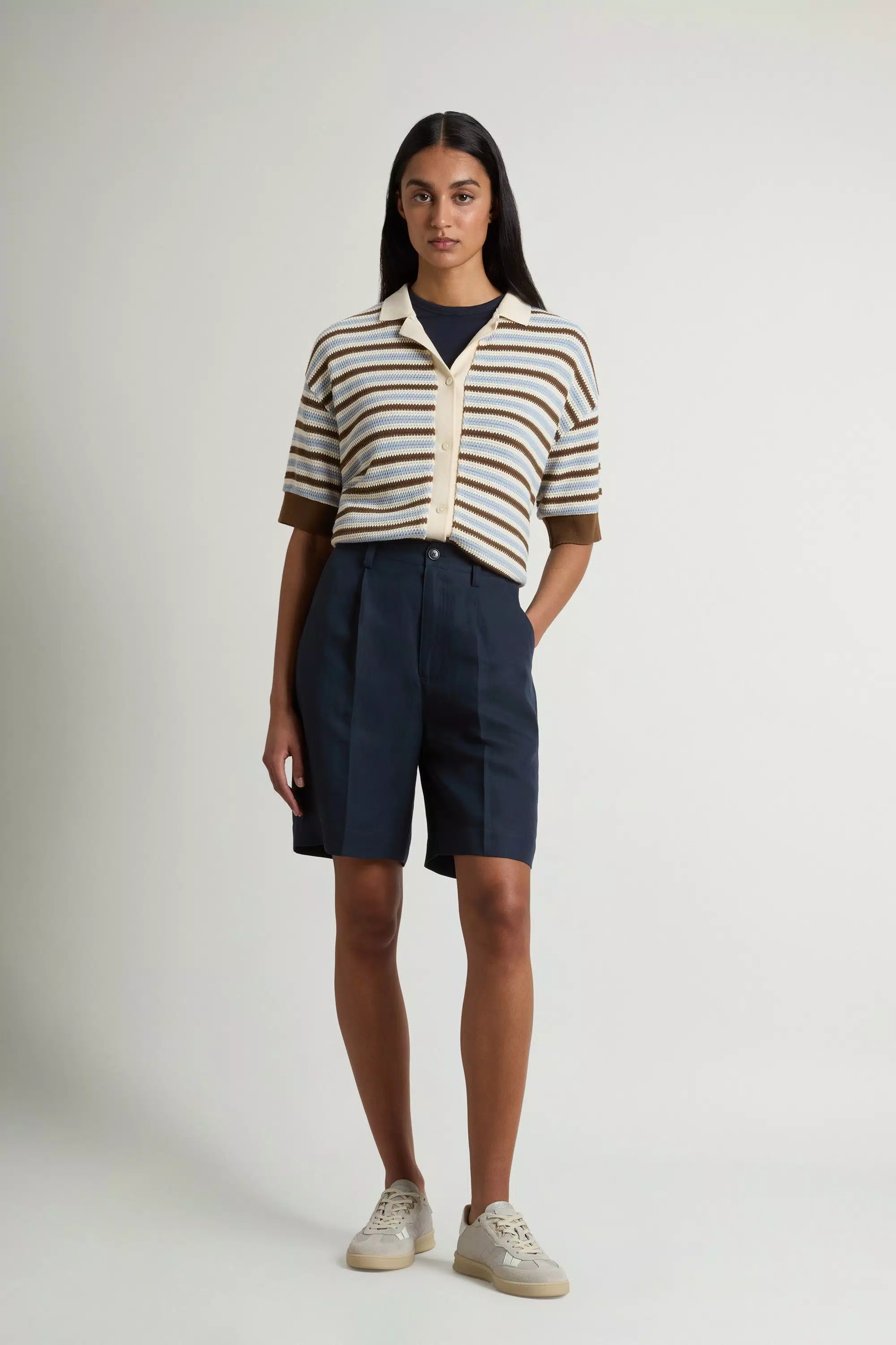 Shorts aus Leinenmischgewebe mit Darts - Melton Blau