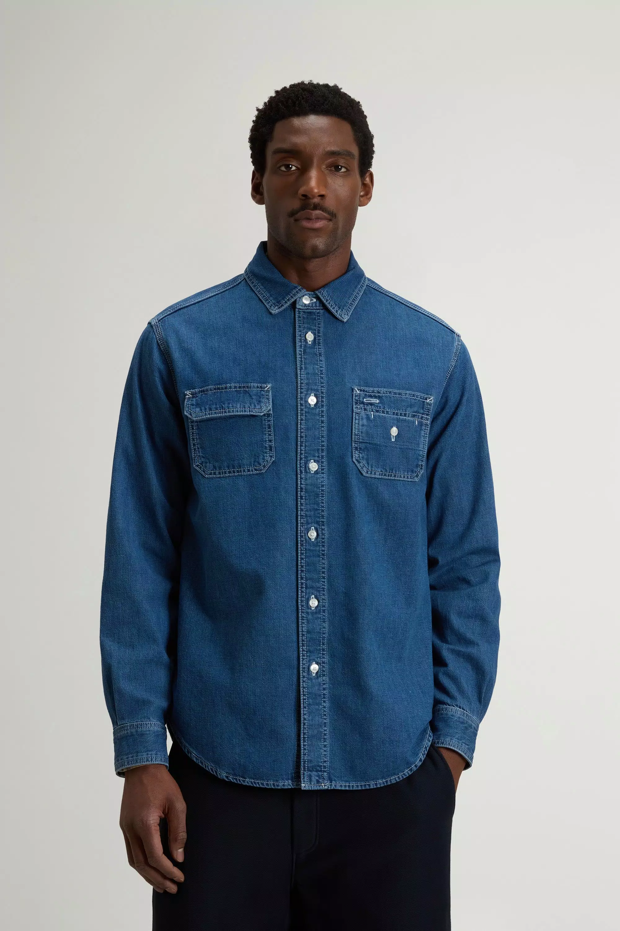 Hemd aus leichtem reiner Baumwoll-Denim - Mittelindigo