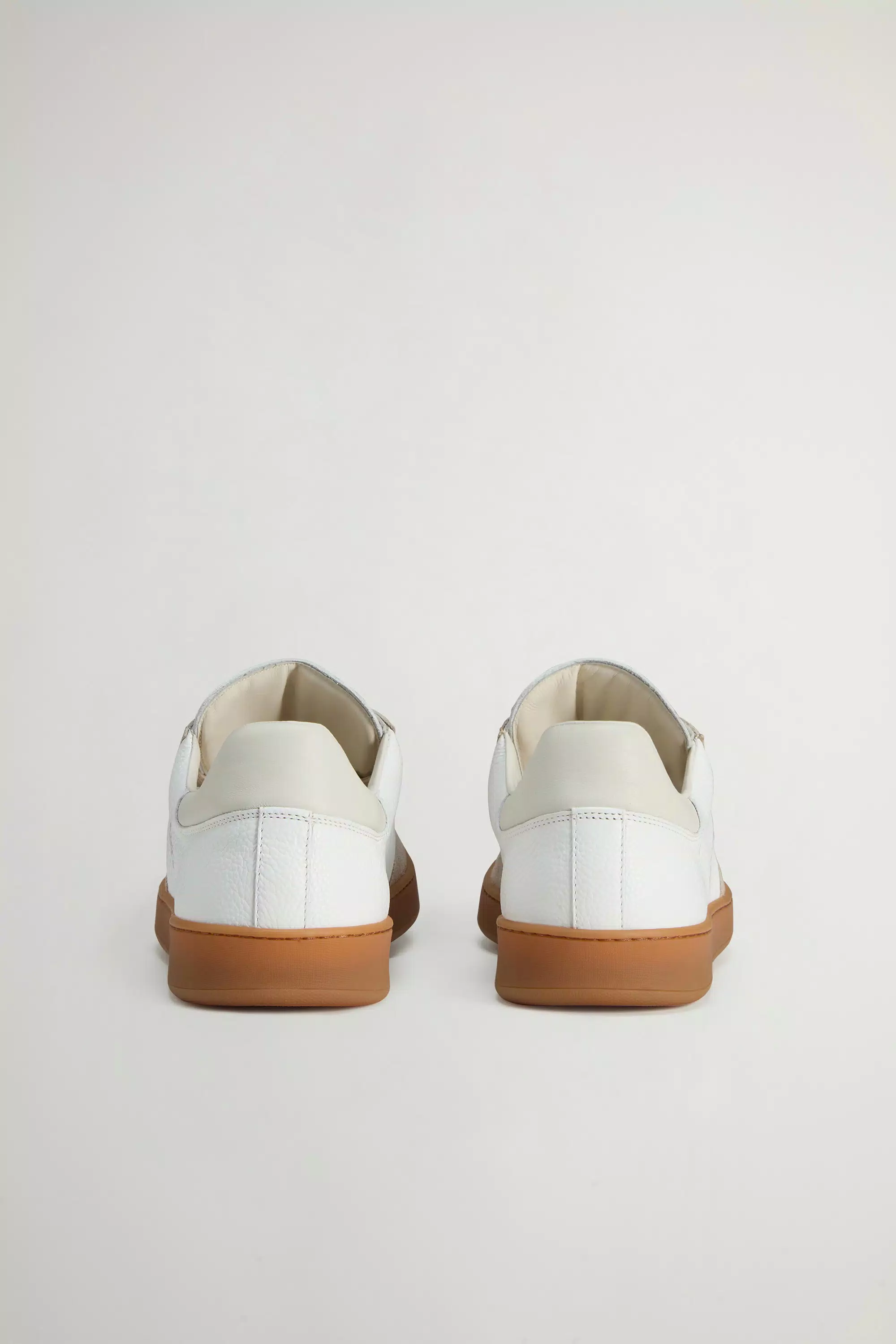 Schwingender Court Tumbled-Leder-Sneaker mit Wildleder-Details - Beige Weiß