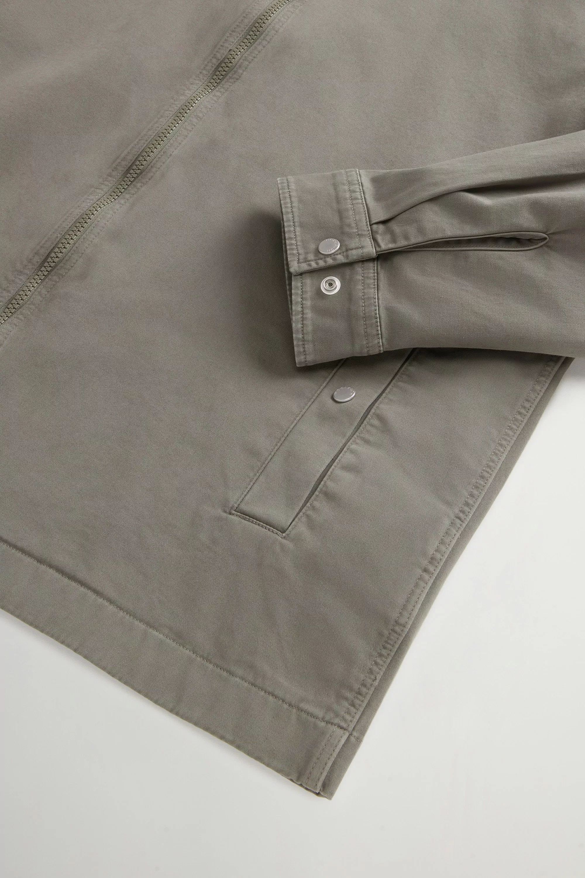 Gewebefärberter Timber-Overshirt aus Baumwoll-Twill - Rauchgrüngrün