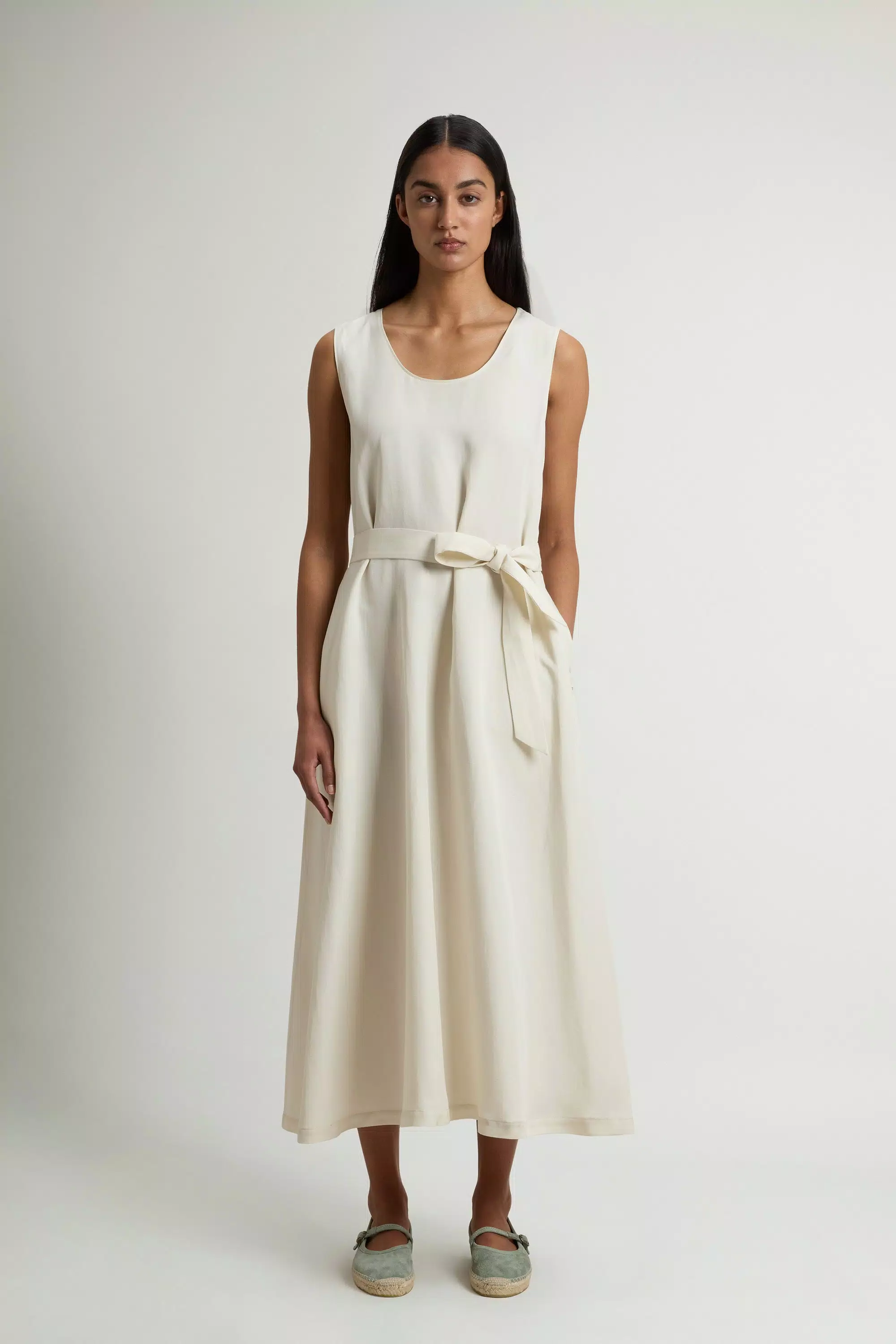 Ärmelloses Kleid aus Leinenmischung mit Gürtel - Milchcreme