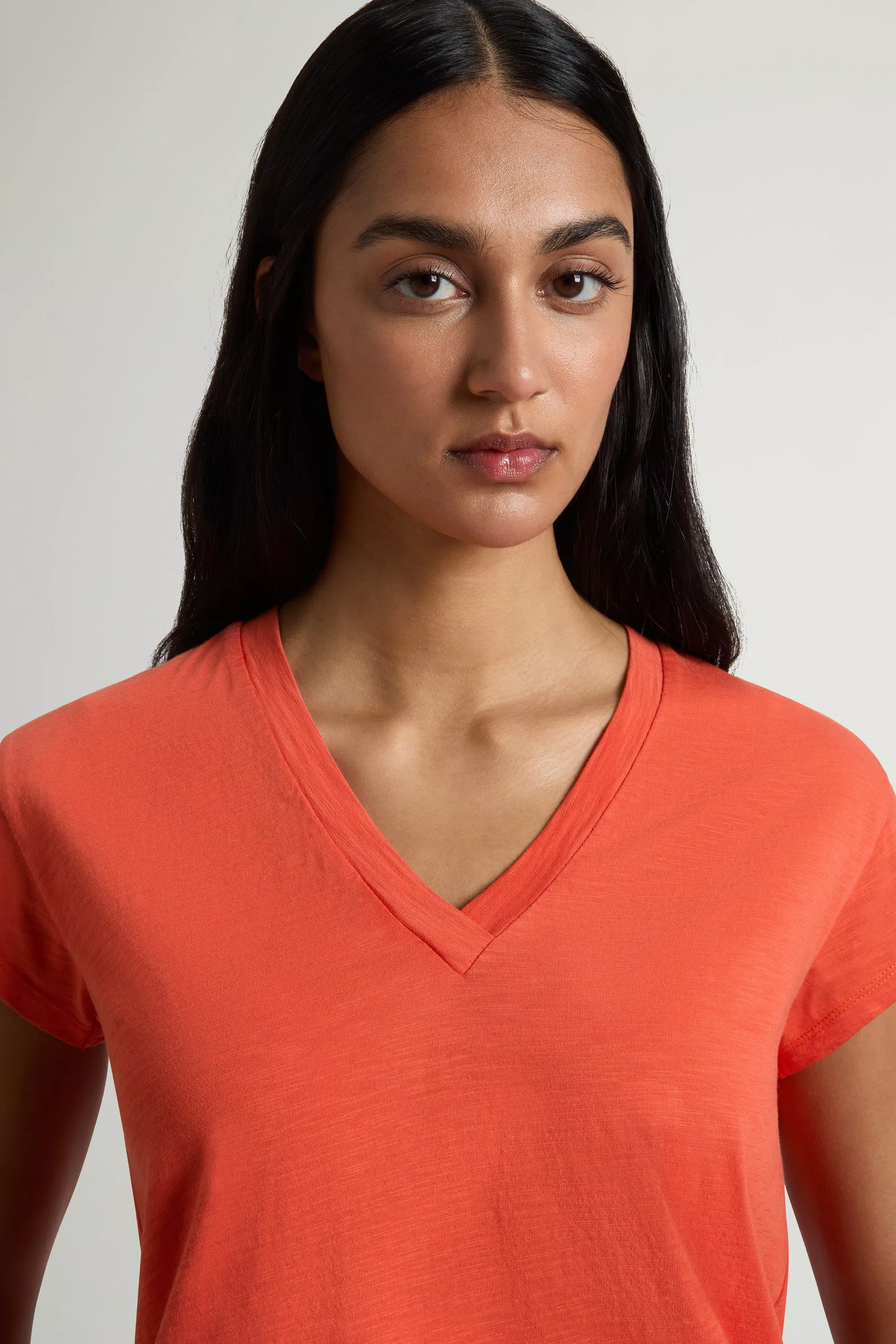 V-Ausschnitt-T-Shirt aus reiner Baumwolle mit Slub-Struktur - Paprika